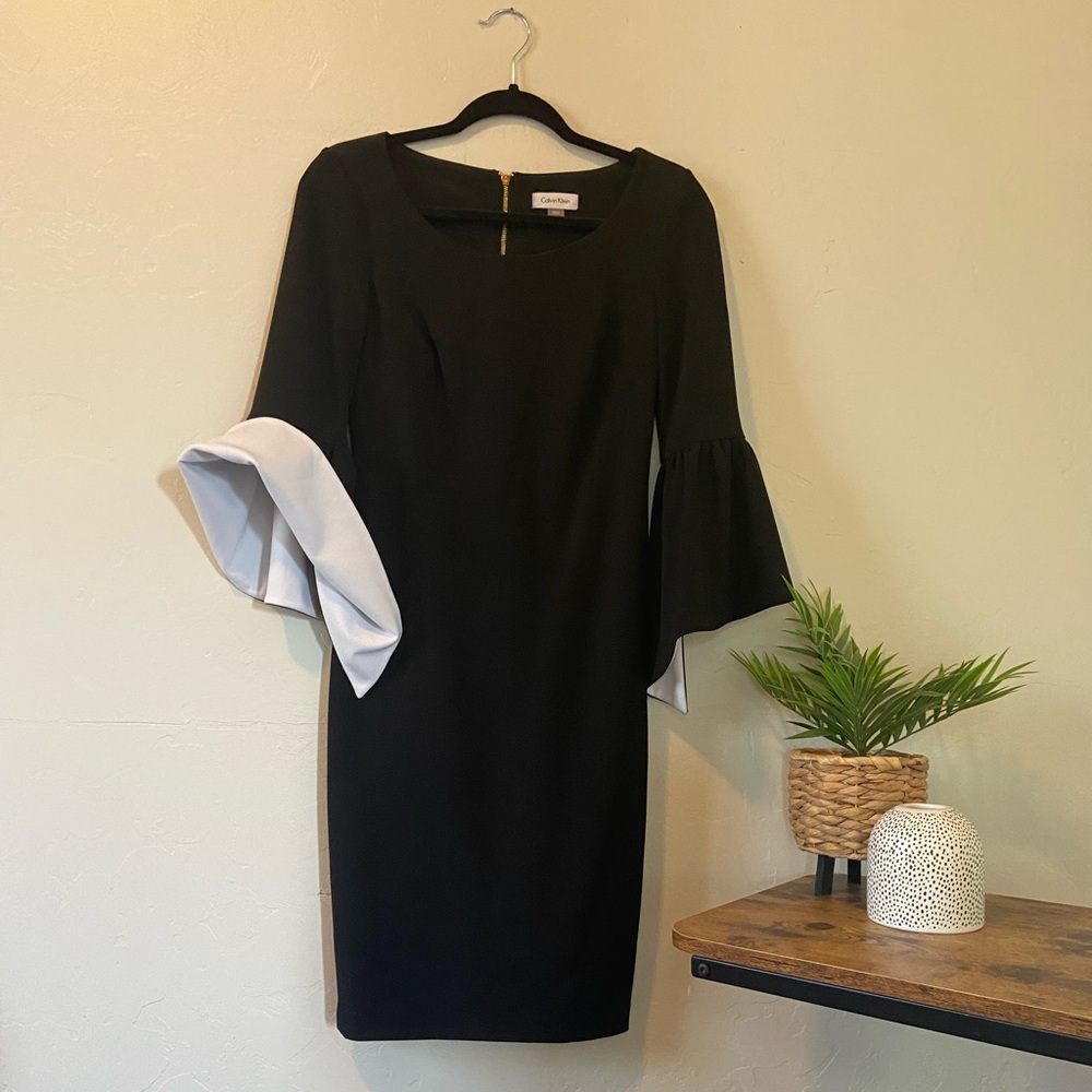 Business stress with fan slave detail. Gold exposed to zipper in the back.